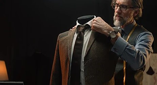Schneider bei der Arbeit im ATILIO Atelier – Handnähte an einem Sakko